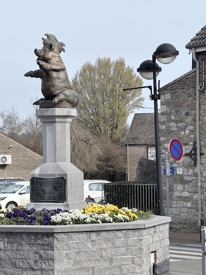 Schweinchen mit Karnevalshut in Kelmis (Belgien)