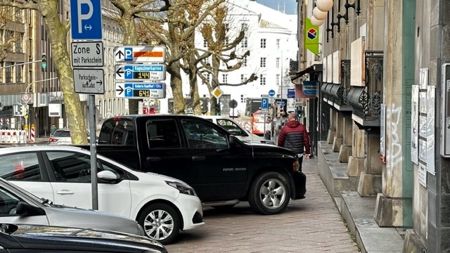 SUV zu Zeiten . Klimaidioten raus aus Aachen.